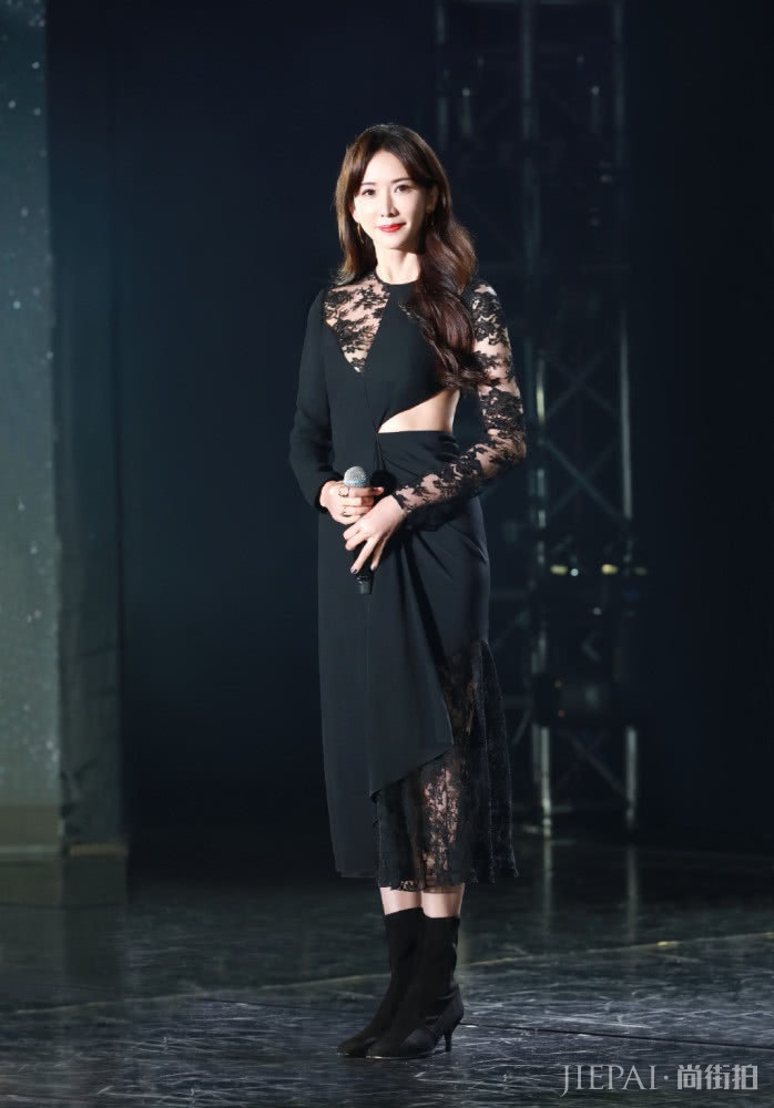 林志玲穿连衣裙秀“马甲线”减龄20岁,气场开挂